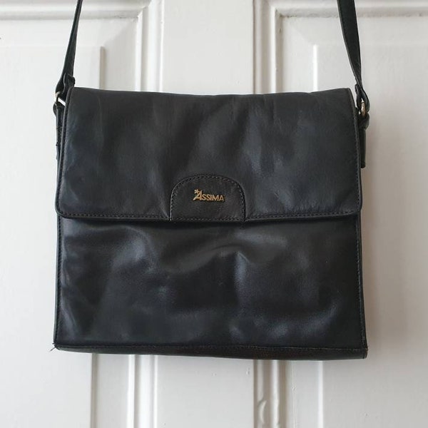 Authentic vintage shoulder bag made of leather in black