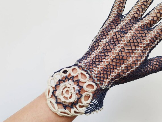 Fine crocheted vintage gloves from the 1940s in b… - image 4