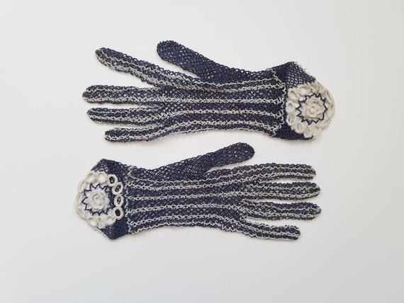 Fine crocheted vintage gloves from the 1940s in b… - image 8