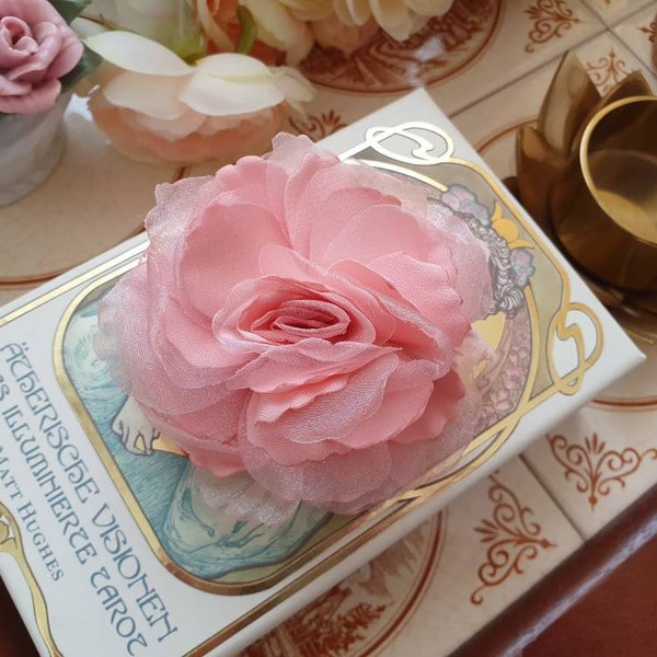 Romantische Blüten Brosche "Rose Petals" aus Seide und Chiffon