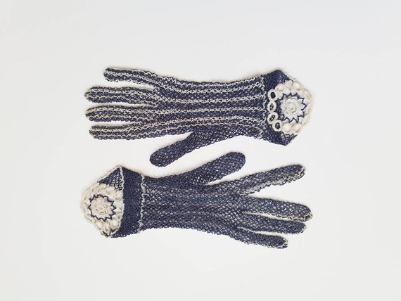 Fine crocheted vintage gloves from the 1940s in b… - image 3