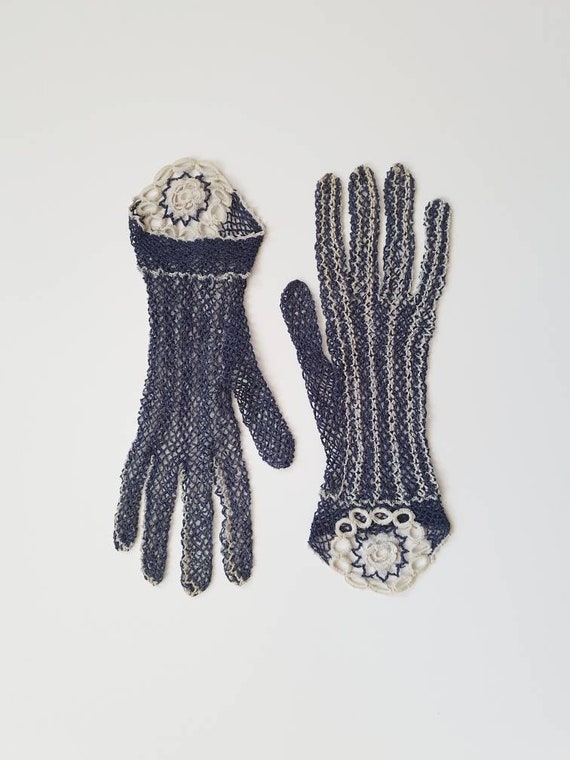 Fine crocheted vintage gloves from the 1940s in b… - image 10