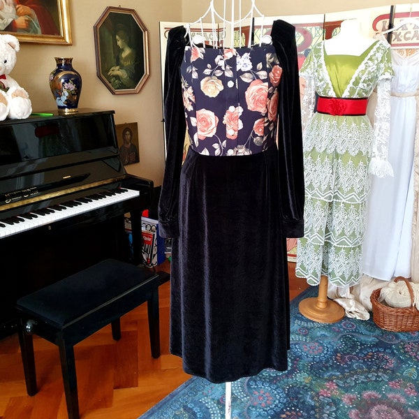 Midikleid "Amaya" in schwarz aus Samt mit Kastenausschnitt und Blumenprint in Gr. S