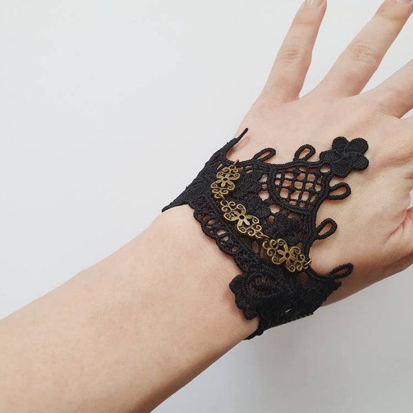 Gothic bracelet "Black Beauty" with lace in black and details in old gold