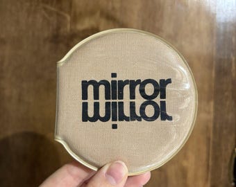 Bolso de mano compacto redondo acolchado con doble espejo, estilo vintage de mediados de siglo (MCM), 3,75 pulgadas.