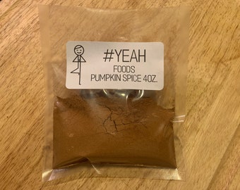 Könnte beinhalten: Eine durchsichtige Plastiktüte mit braunem Pulver, beschriftet mit "#YEAH FOODS PUMPKIN SPICE 4 OZ."
