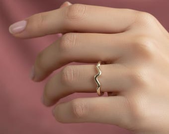 Minimalist Wavy Gold Ring – Dainty Curve Stacking Ring for Women, Simple Wave Band, Delicate Everyday Jewelry