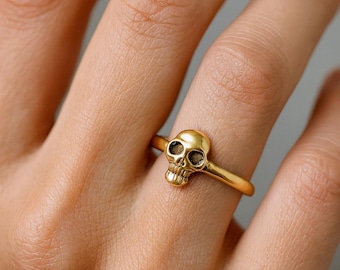 Anel Minimalista com Caveira em Ouro – Delicado Anel Gótico com Caveira, Joia Memento Mori Feita à Mão, Anel para Usar em Conjunto, Presente Unissex