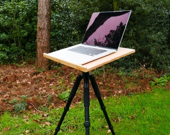 Le trépied Notadesk est un petit bureau en bois, réglable en hauteur, pour votre ordinateur portable et votre bureau à domicile