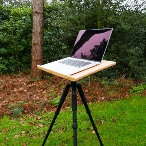 Escritorio de pie con trípode de bambú mediano, mesa de madera con altura ajustable para su computadora portátil: estación de trabajo flexible y portátil de notadesk