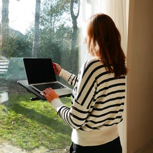 Black floating desk S in use