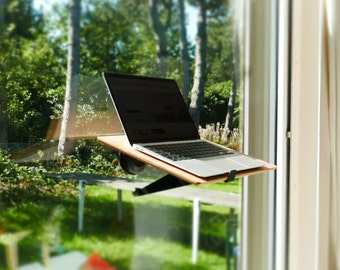 Notadesk est un petit bureau en bois, réglable en hauteur, pour votre ordinateur portable et votre bureau à domicile