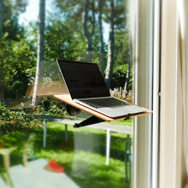 Notadesk est un petit bureau en bois, réglable en hauteur, pour votre ordinateur portable et votre bureau à domicile