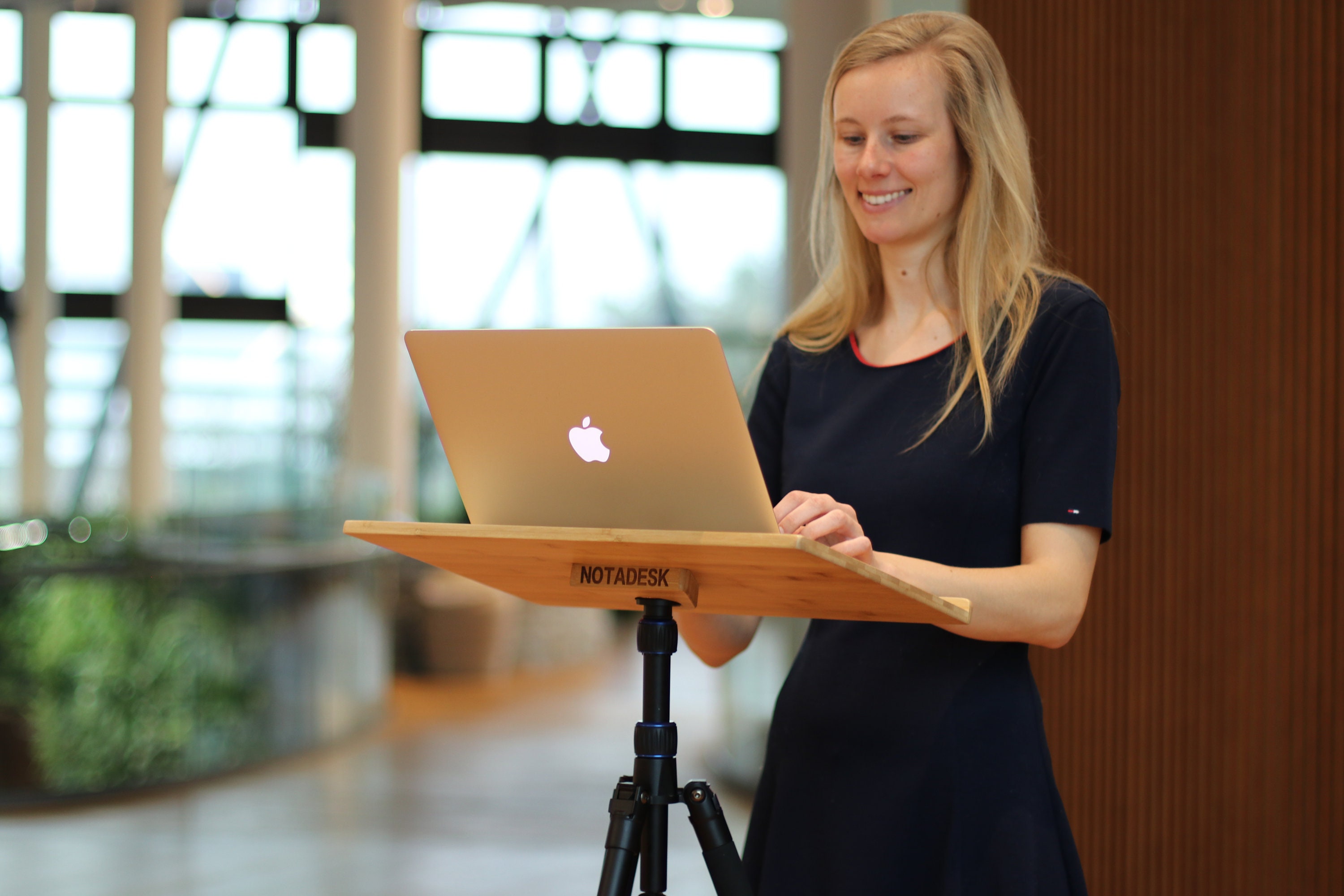 スタンディングデスク　NOTADESK 三脚式 スタンディングデスク NOTADESK 三脚式