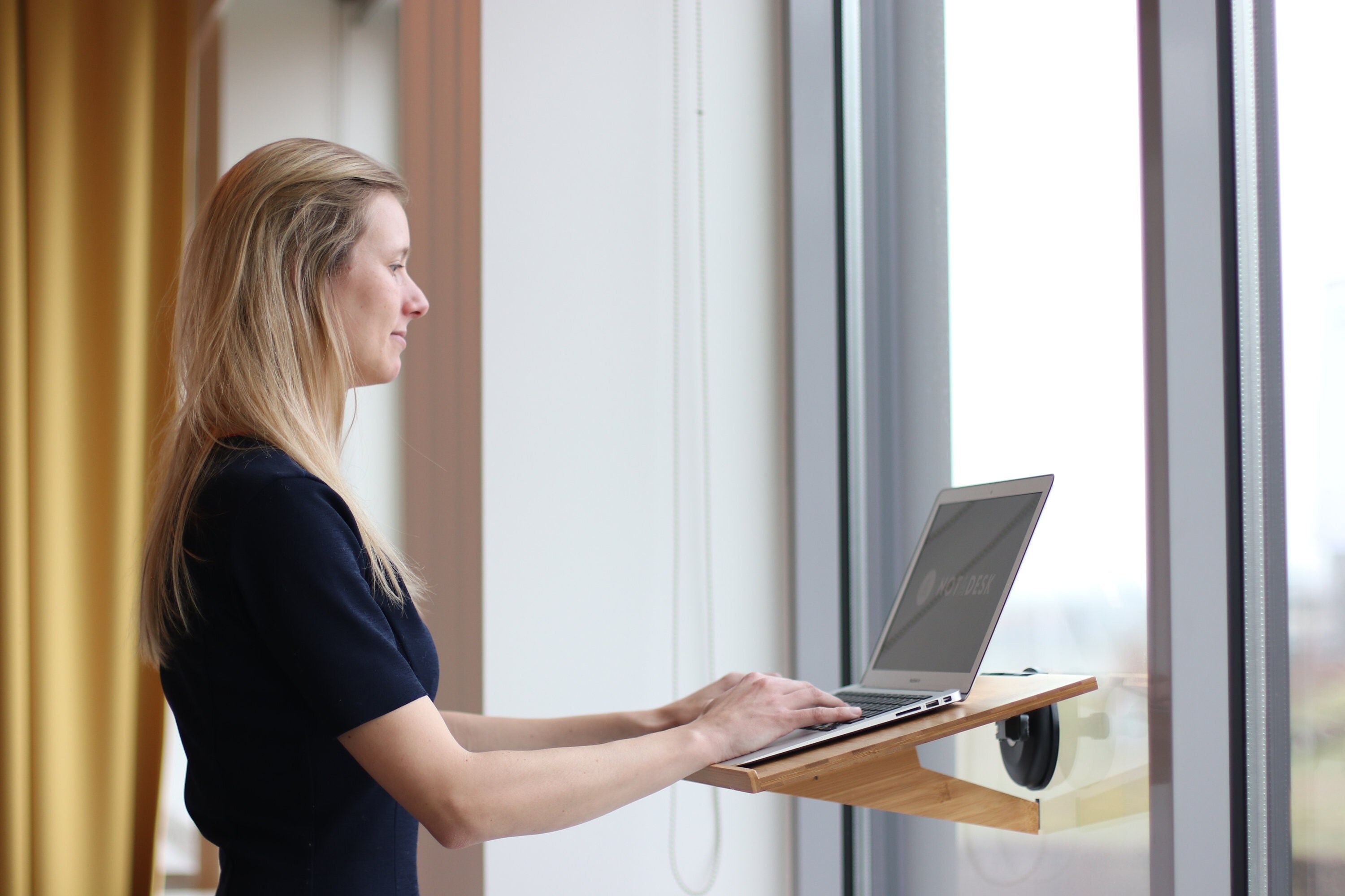 Notadesk Est Un Petit Bureau en Bois, Réglable Hauteur, Pour Votre Ordinateur Portable et à Domicile