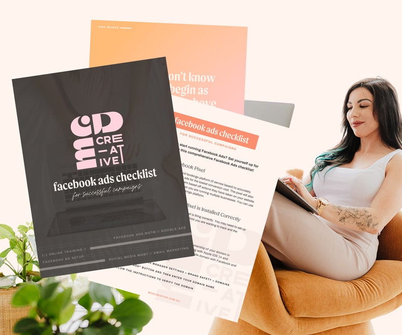 K&ouml;nnte beinhalten: Eine rosa und schwarze Checkliste mit dem Titel "Facebook Ads Checklist for Successful Campaigns" mit einem rosa und schwarzen Logo, auf dem "CD Creative" steht. Die Checkliste liegt auf einem Tisch mit einem Laptop und einer Pflanze.