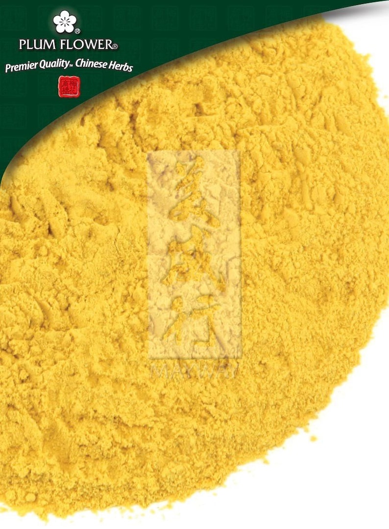 Puede incluir: Primer plano de un mont&oacute;n de polvo de c&uacute;rcuma amarillo brillante. El polvo est&aacute; finamente molido y tiene una textura suave. El polvo es un ingrediente popular en la cocina india y asi&aacute;tica.