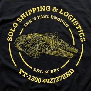 Puede incluir: Camiseta negra con un diseño amarillo del Halcón Milenario y el texto "SOLO SHIPPING & LOGISTICS. SHE'S FAST ENOUGH. EST. 60 BBY. YT-1300 492727ZED" en un círculo.