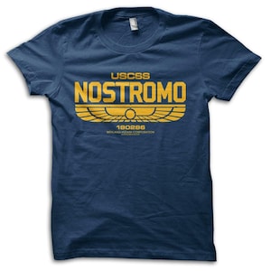 Könnte beinhalten: Marineblaues T-Shirt mit gelbem Aufdruck "USCSS NOSTROMO", einem stilisierten Emblem und dem Text "180286 WEYLAND-YUTANI CORPORATION". Das T-Shirt hat einen Rundhalsausschnitt.