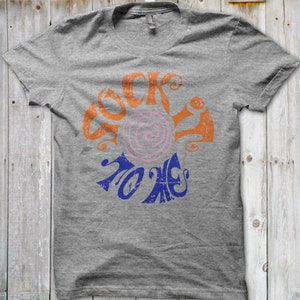K&ouml;nnte beinhalten: Graues T-Shirt mit einem Vintage-Grafikdesign, das "Sock It To Me" in Orange, Blau und Rosa sagt.