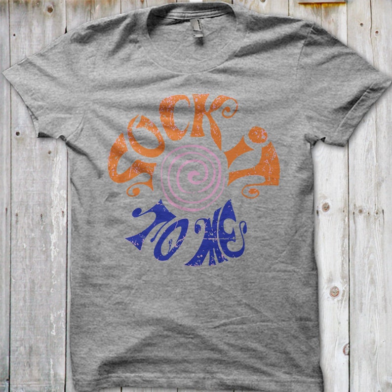 K&ouml;nnte beinhalten: Graues T-Shirt mit einem Vintage-Grafikdesign, das "Sock It To Me" in Orange, Blau und Rosa sagt.
