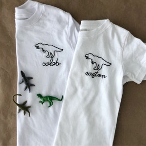 Dino - T Rex - handgeborduurd T-shirt met aangepaste naam