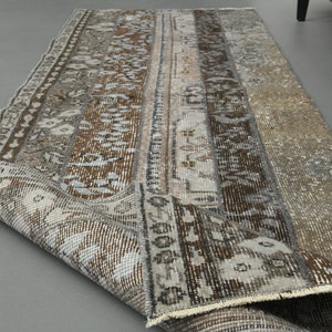 Könnte beinhalten: Ein Vintage-Teppich mit einem verblassten, mehrfarbigen Muster. Der Teppich ist aus Wolle und hat einen abgenutzten Look. Es ist ein langer, schmaler Teppich mit einem Fransenrand.