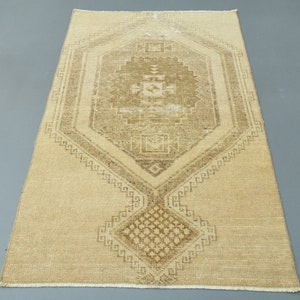 2&#39;7 x 4&#39;2 Ft Vintage Small Rug, Handmade Rug, Anatolian Rug, Turkish Rug, Bohemian Rug, Bathroom Decor, 3x4 Rug, Beige Rug, Home Decor