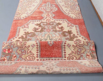 2'6x5'8 フィート、色あせた赤いランナー、ヴィンテージ ショート