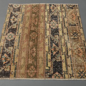 Könnte beinhalten: Ein Vintage-Teppich mit einem gestreiften Muster in Braun-, Beige- und Schwarztönen. Der Teppich hat einen Fransenrand und einen abgenutzten, verwitterten Look.