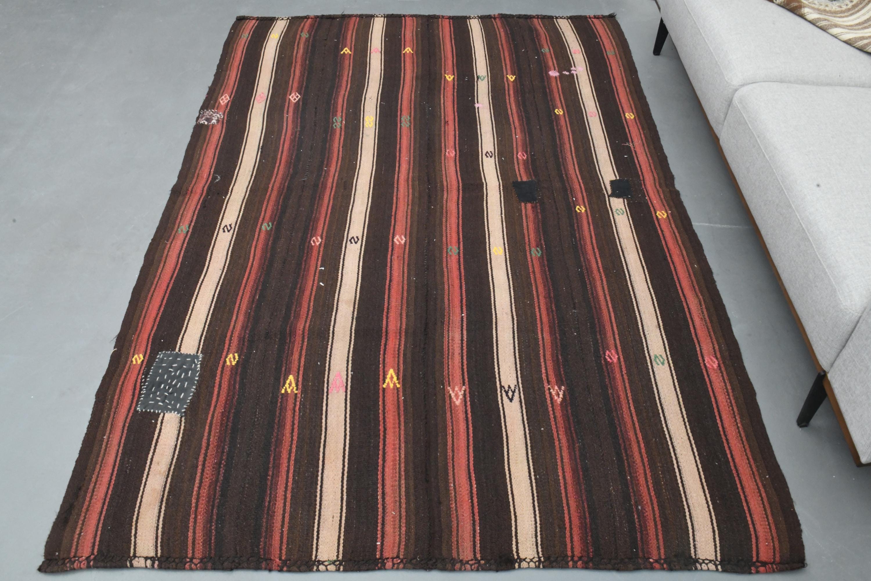 5.6 x 8.1 フィート、マルチカラーの希少デザインキリムエリアラグ