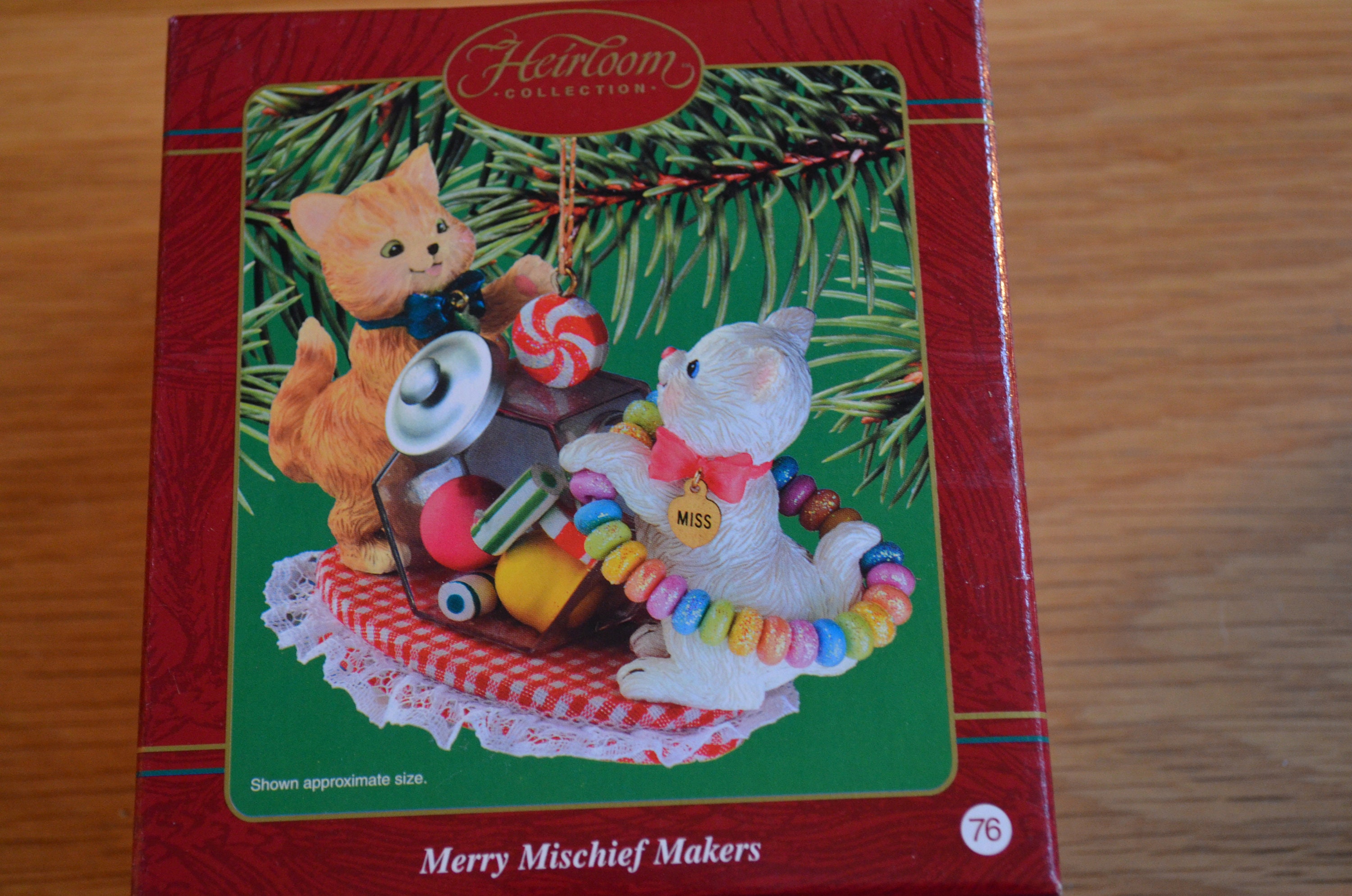 2000 Scholastic Entertainment, Carlton Cards, Heirloom Collection,  Clifford's TREE-mendous Ornament