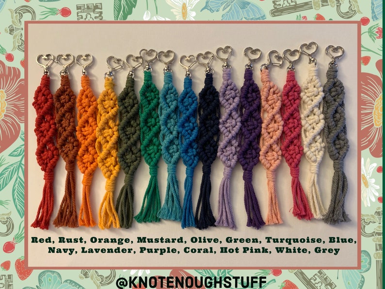 Puede incluir: Una colecci&oacute;n de 15 llaveros de macram&eacute; de colores con anillos met&aacute;licos en forma de coraz&oacute;n. Los llaveros est&aacute;n hechos de una variedad de colores, incluyendo rojo, &oacute;xido, naranja, mostaza, oliva, verde, turquesa, azul, azul marino, lavanda, morado, coral, rosa intenso, blanco y gris. Los llaveros son todos del mismo tama&ntilde;o y forma, y est&aacute;n dispuestos en una fila sobre un fondo blanco. El texto "@KNOTENOUGHSTUFF" est&aacute; escrito debajo de los llaveros.