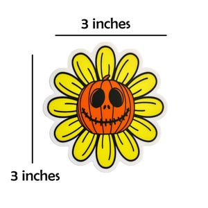 K&ouml;nnte beinhalten: Ein 7,6 cm gro&szlig;er Aufkleber mit einer gelben Sonnenblume, in deren Mitte sich ein l&auml;chelndes K&uuml;rbisgesicht befindet.