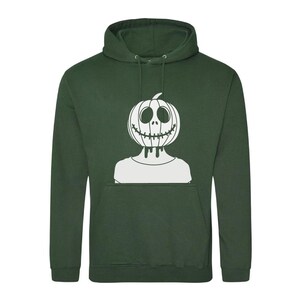 Op de afbeelding: Een donkergroen hoodie met een witte afbeelding van een glimlachende pompoenkop met een druipend gezicht.