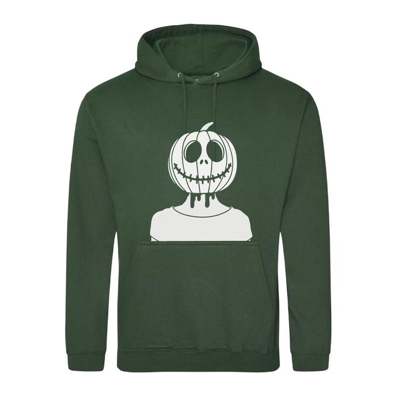 Op de afbeelding: Een donkergroen hoodie met een witte afbeelding van een glimlachende pompoenkop met een druipend gezicht.