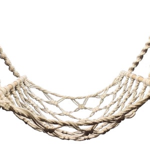 Może przedstawiać: Kremowy hamak z makramy z drewnianymi kołkami na każdym końcu. Hamak zawieszony jest na grubym, skręconym sznurze. Tkana siatka tworzy wygodne miejsce do siedzenia. Projekt jest prosty i naturalny.
