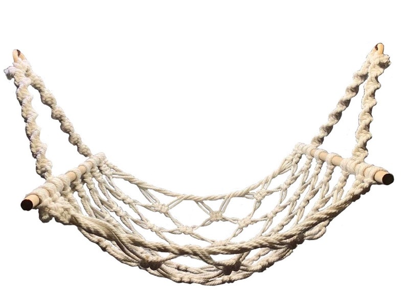 Może przedstawiać: Kremowy hamak z makramy z drewnianymi kołkami na każdym końcu. Hamak zawieszony jest na grubym, skręconym sznurze. Tkana siatka tworzy wygodne miejsce do siedzenia. Projekt jest prosty i naturalny.