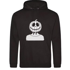 Op de afbeelding: Zwarte hoodie met een witte afbeelding van een pompoenkop met een griezelig gezicht. De pompoen druipt met een vloeibare substantie.