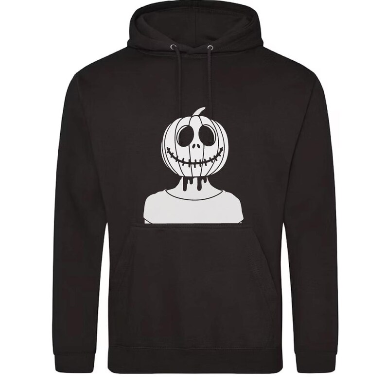 Op de afbeelding: Zwarte hoodie met een witte afbeelding van een pompoenkop met een griezelig gezicht. De pompoen druipt met een vloeibare substantie.