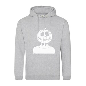Op de afbeelding: Een grijze hoodie met een witte afbeelding van een glimlachende pompoenkop met een druipend gezicht.