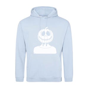 Op de afbeelding: Een lichtblauwe hoodie met een witte afbeelding van een pompoen met een gezicht.
