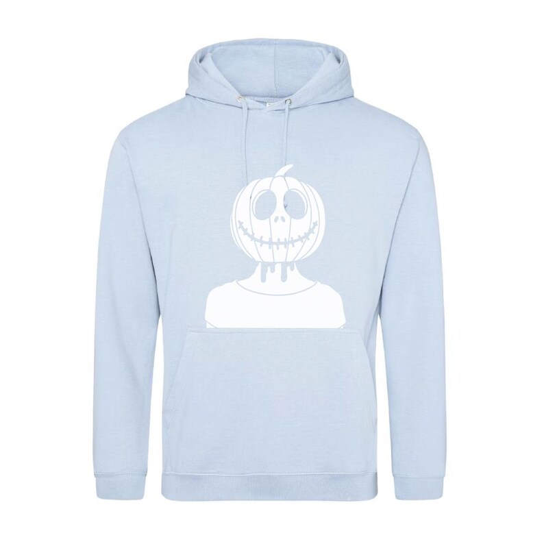 Op de afbeelding: Een lichtblauwe hoodie met een witte afbeelding van een pompoen met een gezicht.