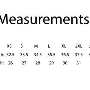 Op de afbeelding: Maattabel met metingen in inches voor een kledingstuk. De tabel bevat maten XS tot en met 4XL, met metingen voor lichaamslengte en lichaamsbreedte.