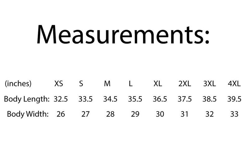 Op de afbeelding: Maattabel met metingen in inches voor een kledingstuk. De tabel bevat maten XS tot en met 4XL, met metingen voor lichaamslengte en lichaamsbreedte.