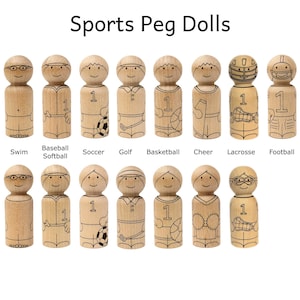 Può includere: Set di 12 bambole di legno a piolo, ognuna rappresentante uno sport diverso. Le bambole sono non dipinte e pronte per essere colorate. Gli sport includono nuoto, baseball, softball, calcio, golf, pallacanestro, cheerleading, lacrosse e football americano.