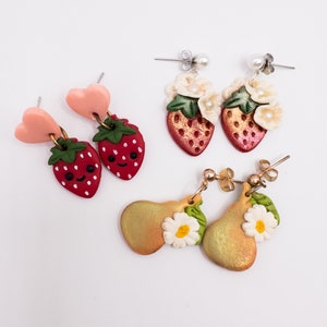 Pendientes de fresa kawaii (lindos pendientes de arcilla, fresa, pendientes de corazón, pendientes pequeños, bayas)