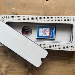 Planche de cribbage rectangulaire avec cartes, chevilles et rangement. Insert personnalisé.