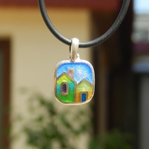 Houses, Georgian cloisonne enamel pendant with Faux Leather necklace, minimalistischer silberner Anhänger mit Lederhalskette, kleine Häuser
