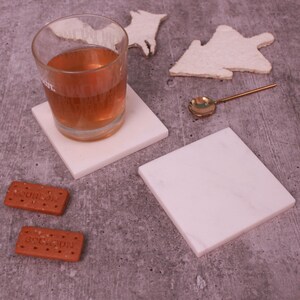 Posavasos de mármol personalizado – Posavasos de piedra grabado a medida / Decoración elegante para el hogar y la oficina / Regalo único para inauguración de casa / Regalo de boda